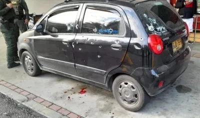 El vehículo en el que se movilizaban las víctimas al momento del ataque.