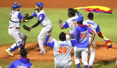 Peloteros de Caimanes de Barranquilla celebrando al final del juego.