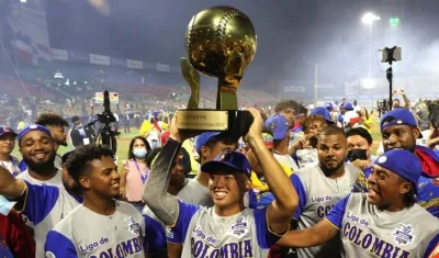 Peloteros de Caimanes celebrando el título.
