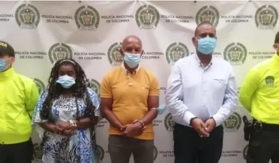 Álvaro Córdoba Ruiz (centro), capturado. Los otros dos detenidos son Libia Amanda Palacio y Alberto Alonso Jaramillo.