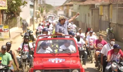 El precandidato Alex Char durante su recorrido por el departamento de Bolívar.