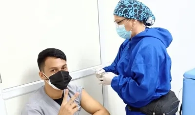 Primer estudiante vacunado en el puesto de la Universidad Metropolitana de Barranquilla.
