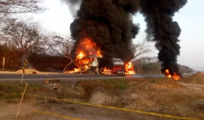 El camión se incineró después del fuerte choque.