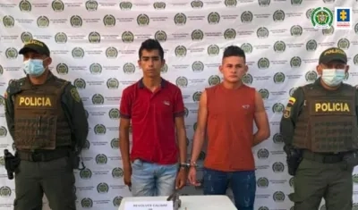 Los dos presuntos guerrilleros del ELN capturados por la Policía. 