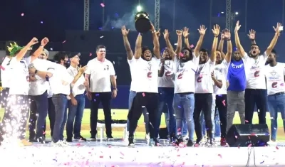 Peloteros de Caimanes ofreciendo el trofeo a la afición barranquillera.