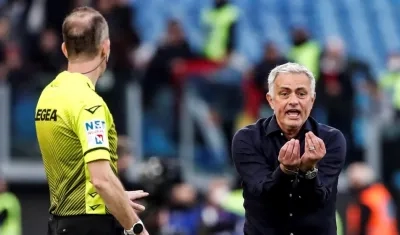 José Mourinho le reclama al juez de línea. 