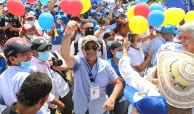 El precandidato Alex Char recibiendo el apoyo de los cordobeses.