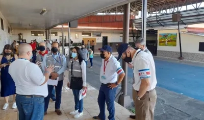 Observadores Internacionales visitando las juntas receptoras de votos alrededor del país.