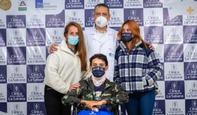 Egan Bernal al lado de su madre Flor Gómez, su novia María Manotas y el doctor Juan Ortiz. 