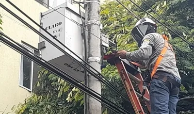 Operarios de EmCali suspendiendo el servicio de energía en Claro.