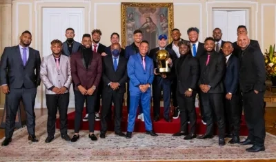 Presidente Iván Duque y los peloteros de Caimanes.