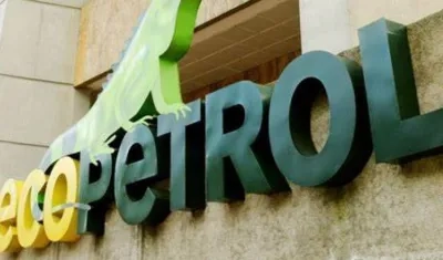 Logo de la petrolera estatal colombiana Ecopetrol, en la sede principal de la entidad, en Bogotá.