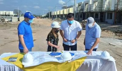 La Gobernadora Elsa Noguera revisando el avance de los proyectos.