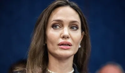 La actriz Angelina Jolie se unió a un grupo bipartidista de senadores para apoyar una Ley de Violencia contra la Mujer.
