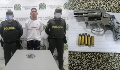 El imputado con los elementos incautados.