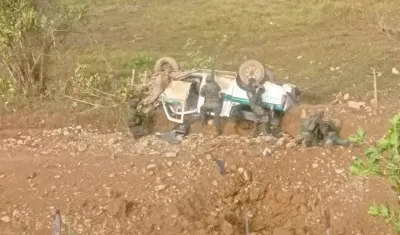 Estado en que quedó la patrulla de la Policía, tras el atentado.