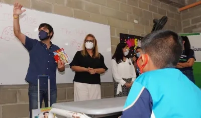El alcalde Jaime Pumarejo visitó este jueves la Institución Educativa Distrital Megacolegio Villas de San Pablo.