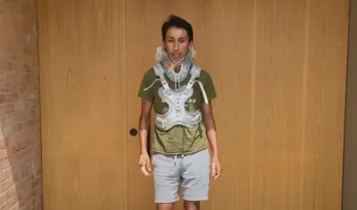 Egan Bernal saliendo caminando de su casa.