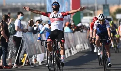 Fernando Gaviria se impone en la meta. 