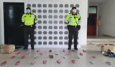 Marihuana incautada en zapatos. 