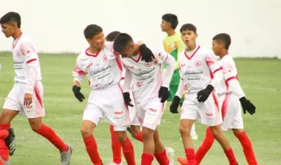 Niul Vergara celebra el gol del triunfo. 