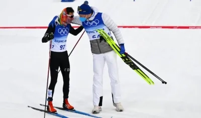 Carlos Andrés Quintana (licra negra) saluda a otro deportista. 