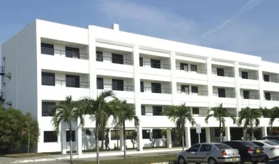 El uniformado recibe atención en la Clínica de la Policía. 