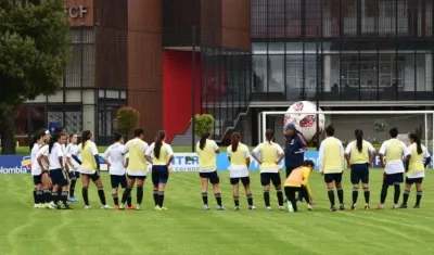 El director técnico de la Selección Colombia Femenina de Mayores, Nelson Abadía, con las jugadoras.