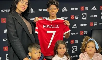 Crsitiano Jr. al lado de Georgina (esposa de su padre) y sus hermanos menores. 