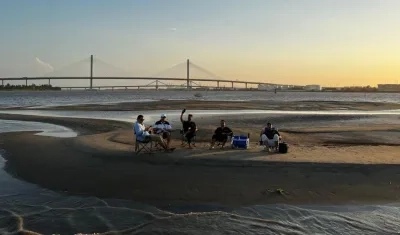 El grupo de amigos en el islote.