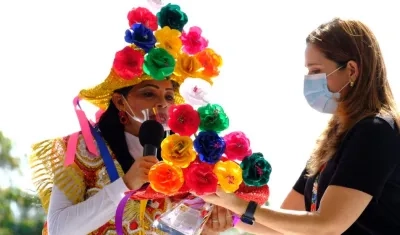 La Secretaria de Cultura María Teresa con las Farotas