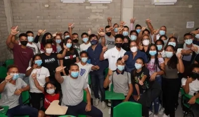 Alcalde Jaime Pumarejo con los estudiantes de Universidad a tu barrio en Nueva Granada.