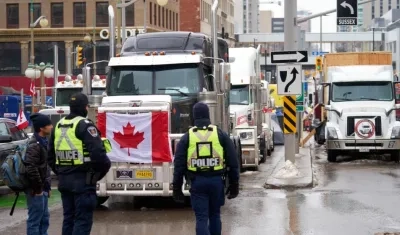 La Policía también estaba intentando evitar que otra protesta de camioneros bloquee el puente internacional Peace.