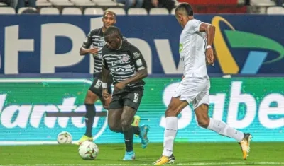 Edwuin Cetré en jugada ofensiva.