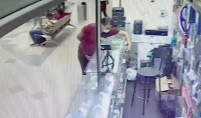 Momento en que la mujer se hurta los celulares.