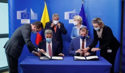 Presidente Iván Duque y Ursula von der Leyen (en el fondo).