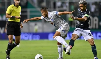 Larry Vásquez protege el balón ante Teófilo Gutiérrez.