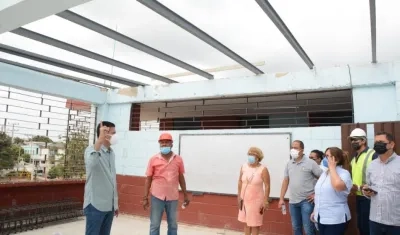 Alcalde Rodolfo Ucrós en un colegio que es sometido a remodelaciones. 