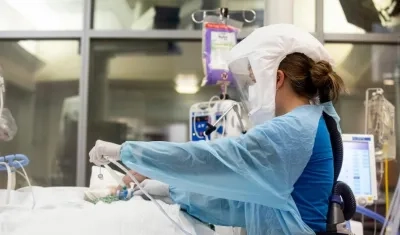 Una enfermera atiende a un paciente enfermo de Covid-19.