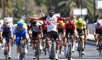Fernando Gaviria se impone en la meta. 