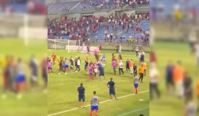 Invasión de los hinchas a la cancha del 'Sierra Nevada'.