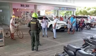Lugar donde el vigilante disparó contra los presuntos delincuentes. 