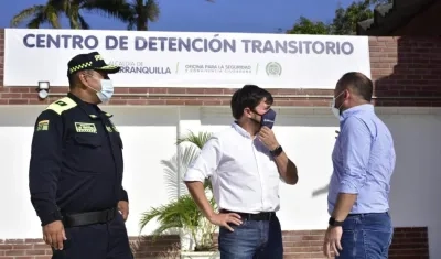 El alcalde Jaime Pumarejo inspeccionando el Centro de Detención Transitorio. 