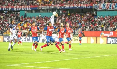 Miguel Ángel Borja intentando un remate de cabeza.