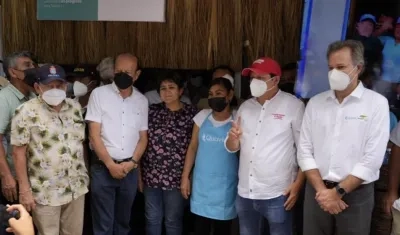 José Vitorena, Alcalde Talara; Wilman Elera, congresista del Perú; María Lorena Gutiérrez, presidenta Corficolombiana; Deysi Cobeñas, usuaria; Servando García, Gobernador Piura y Juan Manuel Rojas, presidente de Promigas.