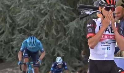 Aelxandro Covi celebra en la meta seguido por Miguel Ángel López e Iván ramiro Sosa. 