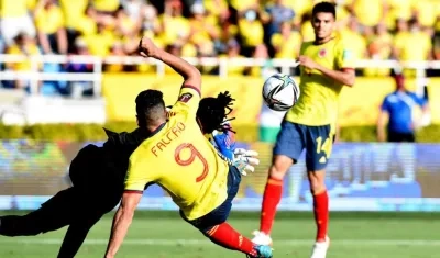 Falcao García en una acción contra el portero Pedro Gallese, ante la mirada de Luis Díaz. 