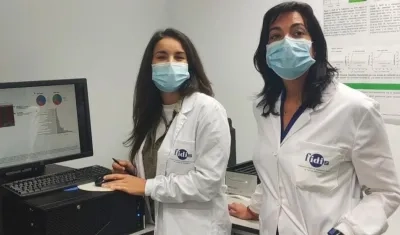 Las investigadoras Andrea G. Izquierdo (I) y Ana Belén Crujeiras (D) son las autoras principales de la investigación. 