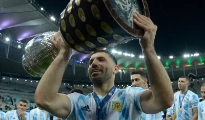 Sergio Agüero con el trofeo de la Copa América. 