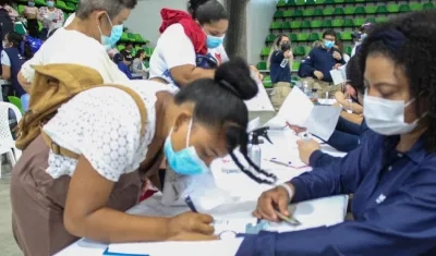 Migrantes venezolanos regularizan su situación.